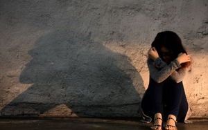 Cha mẹ bàng hoàng phát hiện sự thật sau lớp áo dài tay của nữ sinh 15 tuổi