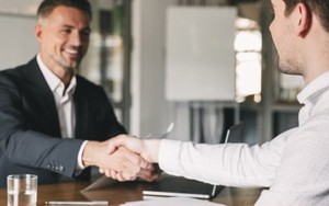 Đi phỏng vấn xin việc nhầm công ty, được nhận vì công ty cũng nhầm