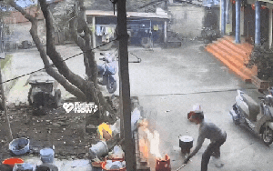 Kinh hoàng khoảnh khắc bình gas bén lửa cháy như đuốc ngay cạnh bếp, hành động của người đàn ông càng gây thót tim