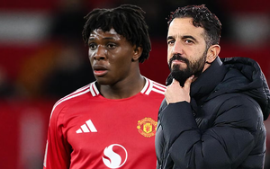Học trò HLV Amorim hành động đẹp "hiếm có khó tìm" ngày Man Utd chiến thắng bùng nổ