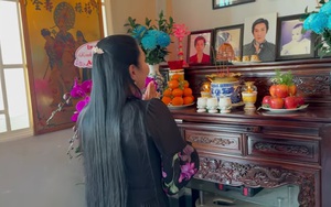 Nữ NSƯT từ Mỹ vừa về nước đã lao tới nhà Vũ Linh, bật khóc nói 1 điều trước di ảnh