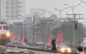 VIDEO: Hai người phụ nữ "tạo dáng" trên đường ray, tàu hỏa phải phanh gấp