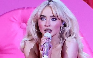 Mang chuyện 18+ lên sân khấu, nữ ca sĩ bị khán giả giận dữ: "Nhảy như vũ nữ thoát y"