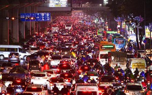 Mức phạt cao nhưng tài xế không sợ, bấm còi tra tấn người đi đường
