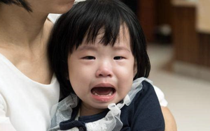 Bé gái 4 tuổi đi học về nói: "Có người đi sau con", mẹ âm thầm theo dõi, phát hiện sự thật thì bật khóc nức nở