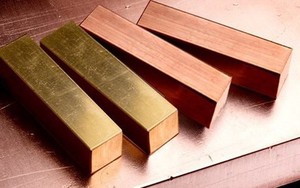 Giá vàng liên tục lập kỷ lục nhưng vẫn thua xa một kim loại được ví như 'Tiến sĩ kinh tế', triển vọng sắp tới ra sao?