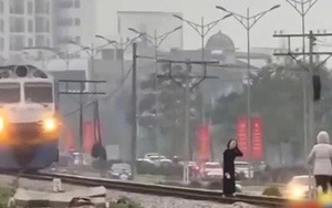 Vụ 2 cô gái thản nhiên "thả dáng" trên đường ray, khiến tàu phanh gấp: Lái tàu nói gì?