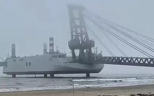 Trung Quốc gây chú ý với 'tàu đổ bộ quái vật'