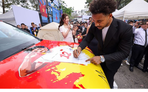 Chưa bán mẫu xe thuần điện nào, hãng vừa tặng xe cho Nguyễn Xuân Son đã chơi lớn tính chuyện phát triển trạm sạc toàn quốc - bước đi chưa từng có trong tiền lệ