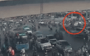 Khoảnh khắc từ trên cao ghi lại toàn cảnh nữ tài xế lái Mercedes tông hàng chục xe máy, 1 nữ sinh tử vong thương tâm