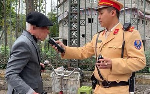 Uống 3 cốc bia rồi đi xe đạp, cụ ông ở Hà Nội bị xử phạt vi phạm nồng độ cồn