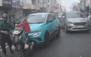 Clip: Nữ tài xế lao vào "bất phân thắng bại" với người giao hàng trên đường phố TP.HCM
