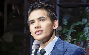 Một ca sĩ nổi tiếng nén nỗi đau bố qua đời, cố hát tại đêm nhạc ở Hà Nội