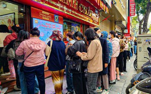 Giá vàng lên 100 triệu đồng/lượng trong khi 20 ngân hàng giảm lãi suất huy động, nhiều người rút tiết kiệm mua vàng