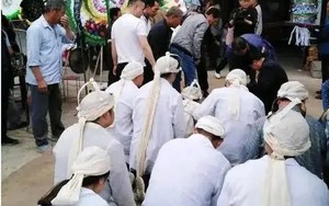 Tổ chức xong tang lễ cho mẹ, người đàn ông nhận được cuộc gọi của bác sĩ: Vào viện gấp, bà đang trong này