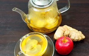 Đem táo và gừng nấu thành nước uống không chỉ bổ phổi, cơ thể còn nhận lợi lớn vào mùa xuân
