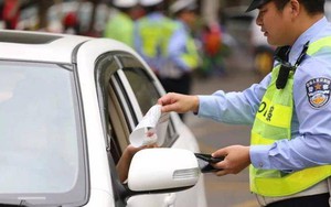 Tài xế mới lần đầu lái xe đã bị phạt 700.000 đồng, cảnh sát giao thông nói: Cửa sổ quá sạch!