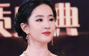 Lưu Diệc Phi đẹp tới mức nhân viên phải thốt lên kinh ngạc