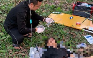 Phát hiện người đàn ông đứt cổ tay, rách bụng nằm trong bụi cây