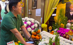 Quang Lê đứng trước bàn thờ Quý Bình: "Bình ơi, tôi tới thăm cậu nè"