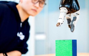 AI giúp người bị liệt điều khiển cánh tay robot bằng ý nghĩ