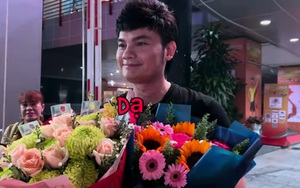 Nam NSƯT từ Mỹ về, được tặng bó hoa kẹp đầy tiền mặt, lập tức làm một việc
