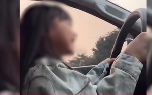 Xác minh clip người đàn ông để bé gái cầm vô lăng lái ô tô