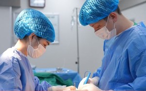 Đến spa nâng ngực, người phụ nữ bị che mắt, tiêm 'chất lạ'