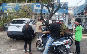 CLIP: Ô tô mới mua đậu trên vỉa hè bị mất cả 4 bánh