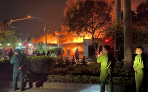 Hà Nội: Người dân kể lại khoảnh khắc kinh hoàng khi đám cháy bùng phát bên trong nhà xưởng giữa đêm