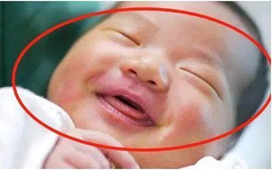 Mỉm cười với mẹ khi vừa chào đời, em bé bị bác sĩ đánh vào chân: Bà ngoại biết chuyện liền rối rít cảm ơn