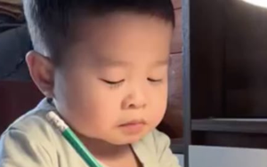 'Giáo sư tí hon' gây sốt mạng và hành trình chiến đấu với bệnh hiếm