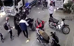 Đang chở bạn gái cùng đi học về, nam sinh bị chặn đường đánh "hội đồng"