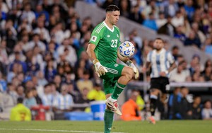 Thủ môn Argentina tâng bóng trêu ngươi tuyển Brazil