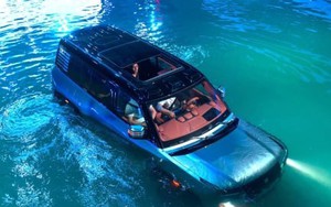 Trình diễn khả năng 'biết bơi' của YangWang U8 trong bể nước sâu 1,6 m