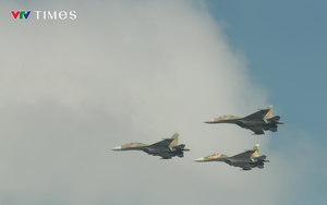 Cận cảnh biên đội trực thăng, Yak-130 và Su-30MK2 chao lượn trên bầu trời TP Hồ Chí Minh