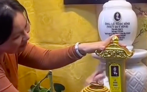 Vợ Quý Bình vừa lau bàn thờ cho chồng vừa nghẹn ngào tâm sự: "Em vẫn như xưa, cắm hoa xấu hoắc"