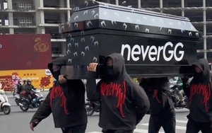 Vụ khiêng quan tài qua chợ Bến Thành: Công an làm việc với 9 người