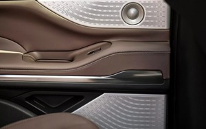 Hết thời đua màn hình to, các hãng xe đua độ loa khắp xe, có mẫu trang bị tới 40 loa, sờ chỗ nào cũng có