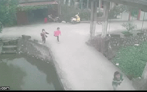 Bé gái bất ngờ rơi xuống sông khi đang đi học về, diễn biến sau đó khiến dân mạng bủn rủn chân tay