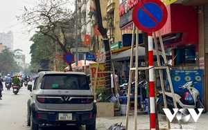 Những biển cấm ở Hà Nội trở nên “vô hình” với chủ xe ô tô