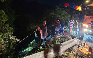 Tạm giữ hình sự tài xế xe khách chở 36 người lao xuống vực ở Lâm Đồng