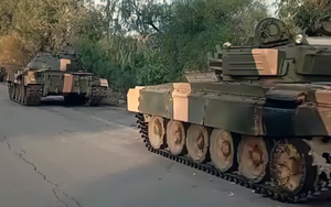 "Xót xa" cảnh đoàn dài T-90, BMP-1 bị bỏ rơi trên đường cao tốc ở Syria
