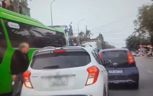VIDEO: Nam thanh niên tóc vàng chặn xe ô tô, hành hung tài xế