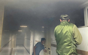 Chung cư ở Hà Nội cháy giữa đêm, khói đen nghi ngút hành lang, cư dân chạy tán loạn