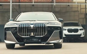 Chiếc BMW 7-Series đẹp long lanh này thực chất đã 15 năm tuổi, các chi tiết bên hông tiết lộ sự thật