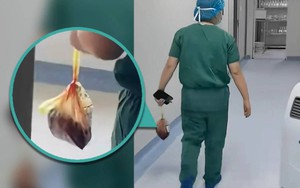 Bức ảnh bác sĩ cầm theo chiếc túi nilon đi giữa hành lang khiến nhiều người rùng mình