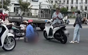 Vụ người đàn ông quỳ gối giữa đường sau va chạm giao thông: Người đi SH tiết lộ sự thật hoàn toàn khác