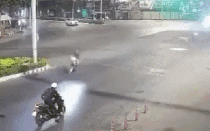 Cần Thơ: Nhiều người dừng đèn đỏ bị 1 đối tượng dùng kéo đâm