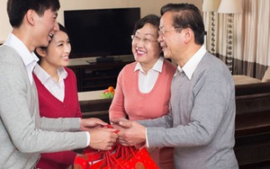 Đám cưới con riêng của vợ, tôi không có gì tặng, nhưng khi mở hộp tráp ăn hỏi của nhà trai, tôi ngã ngửa với thứ bên trong